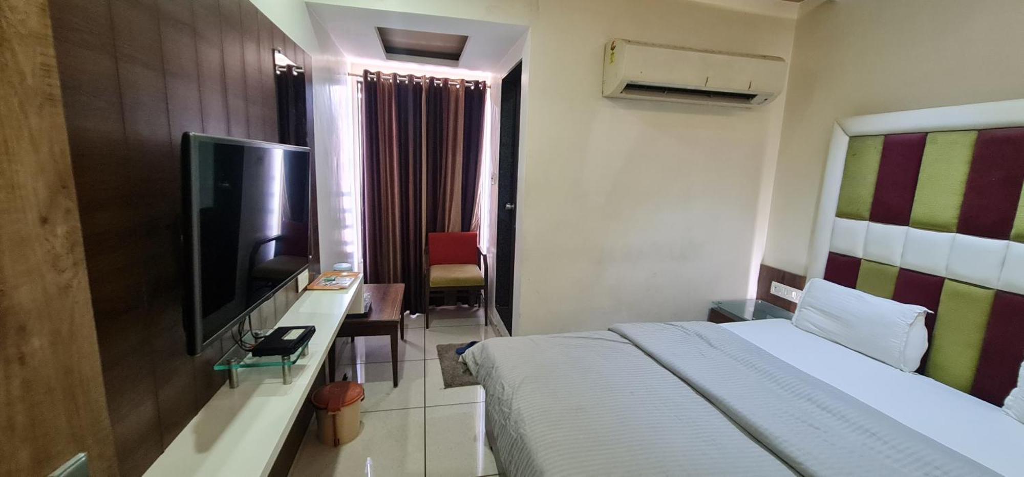 Hotel Zenith Surat Exterior photo
