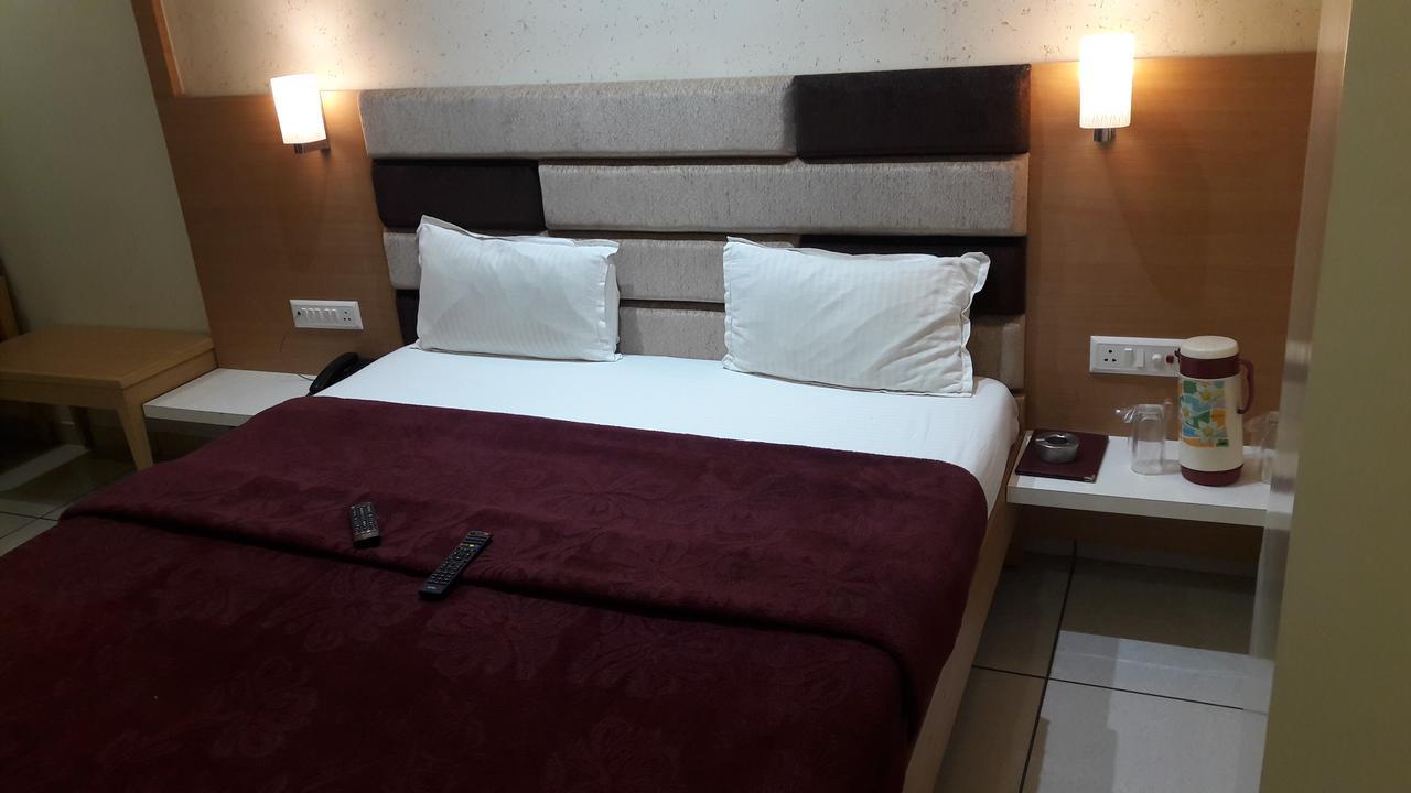 Hotel Zenith Surat Exterior photo